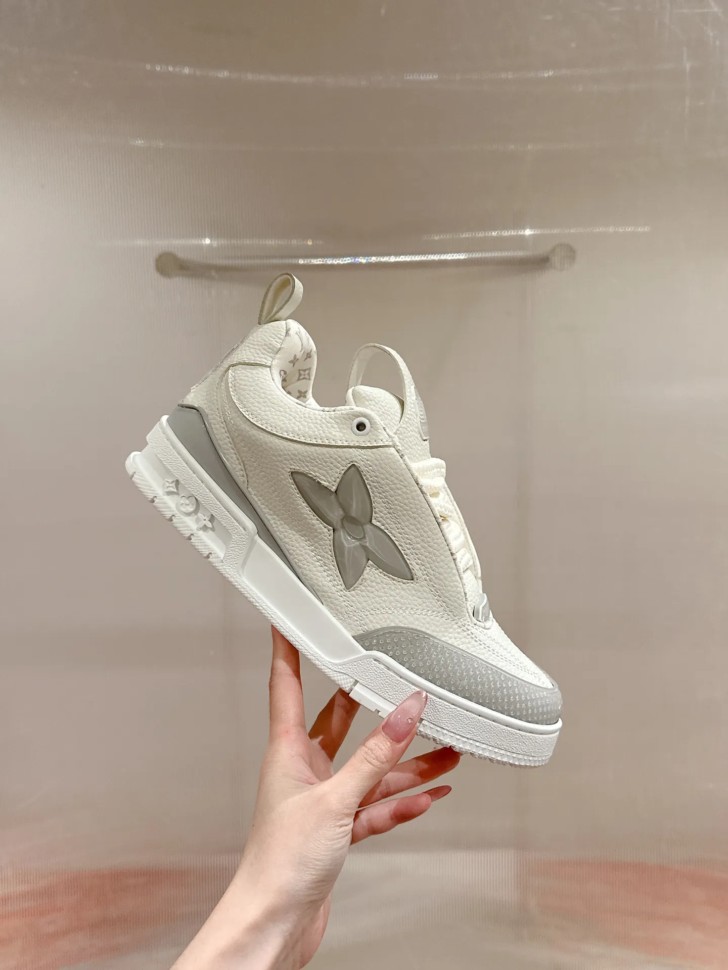 👟👟Ex-factory price 800👟👟 LV donkey brand L SKATE series latest color matching Tariner sneakers four-leaf clover skate shoes couple style retro basketball shoes original purchase development and production This LV Skate sneaker is decorated with colorful details on the grained cow leather shoe body, echoing the leather goods and ready-to-wear series of the season. A gradient Monogram flower blooms on the side of the sneaker. The padded tongue and Mini Monogram fabric-lined collar show the inspiration of skate shoes in the 1990s ▪️Material: original customized first-layer cowhide ▪️Inner lining: imported breathable mesh ▪️Sole: original open-molded non-slip TPU material ▪️Sole thickness: 3.5cm ▪️Size: Female 35-40 Male 39-44 (Female 41, Male 45.46 customized, non-returnable)